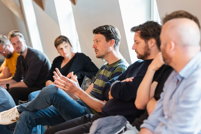 Rutger explaining his vision in a group